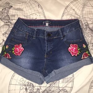 Flower detailed high wasted jean shorts